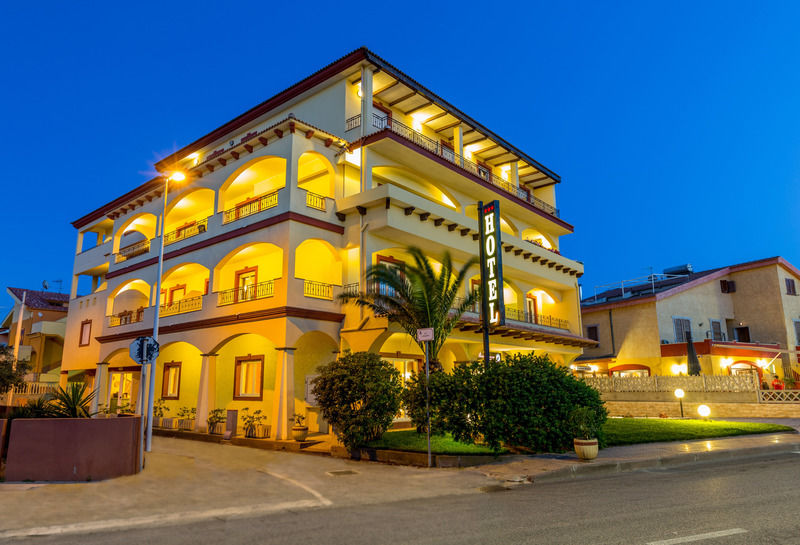 Hotel Rosa Dei Venti Castelsardo Exterior foto